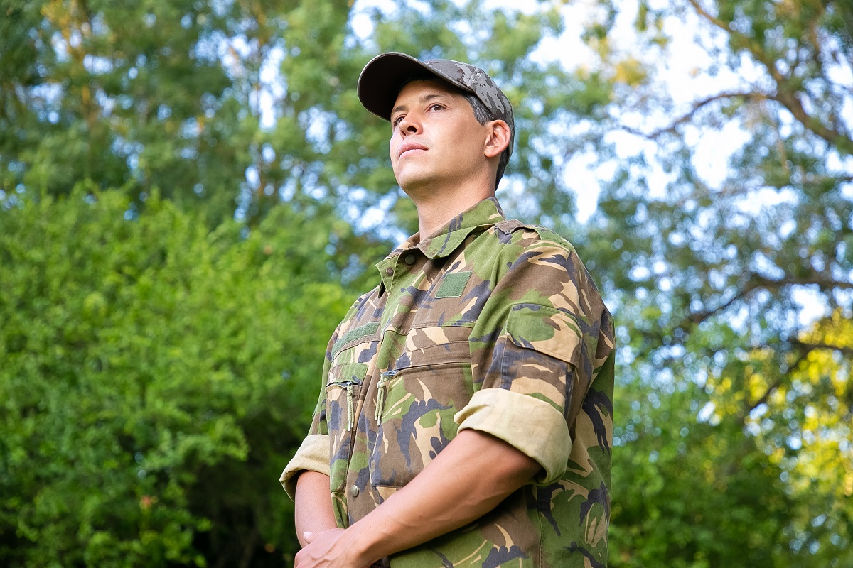 Concurso Aeronáutica (CFS): A imagem mostra um soldado durante uma atividade em selva. 