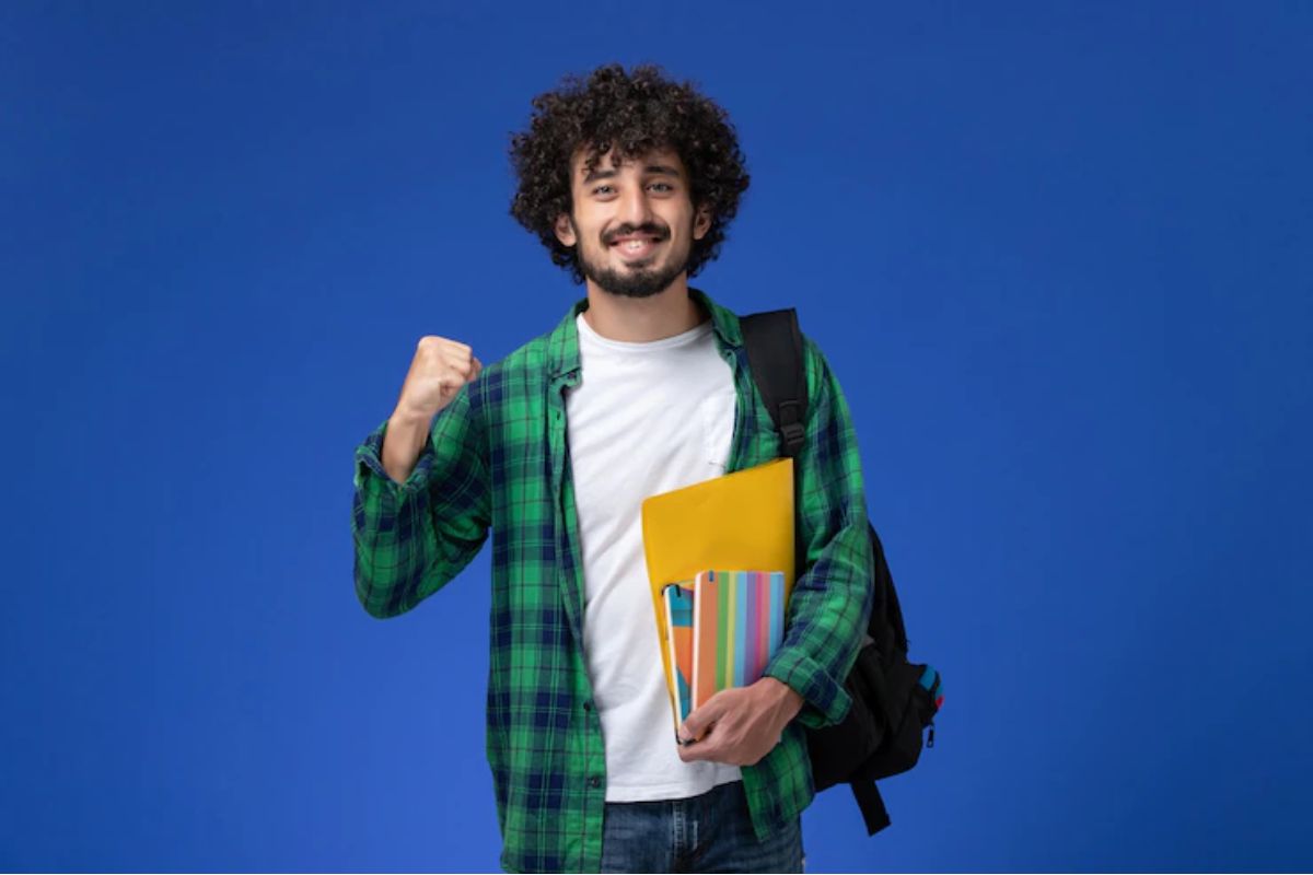 Concurso Prefeitura do Rio Verde - GO: a imagem mostra um homem jovem com uma mochila e alguns livros na mão