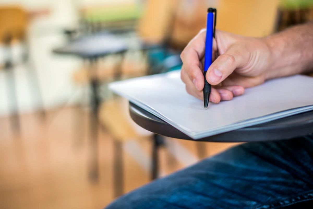 Concurso Prefeitura de Rio Verde - GO: a imagem mostra uma pessoa escrevendo em um caderno 