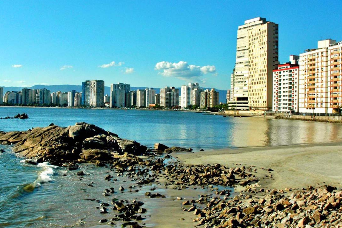 Concurso Prefeitura de São Vicente SP: Imagem mostra a praia de cidade de São Vicente