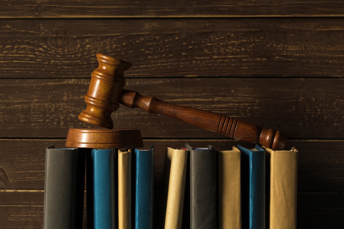 Processo seletivo Procuradoria de Taubaté (SP); a imagem mostra alguns livros de Direito 