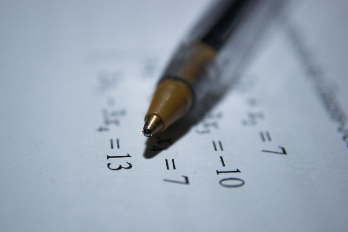 Processo seletivo UFCA 9CE): a imagem mostra uma caneta e folha de números 