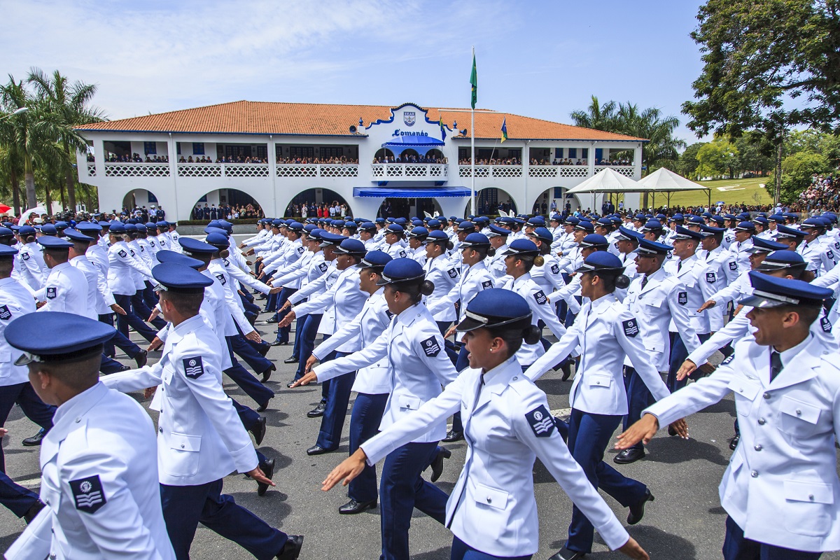 Concurso Aeronáutica (CFS): a imagem o desfile de vários soldados na base militar